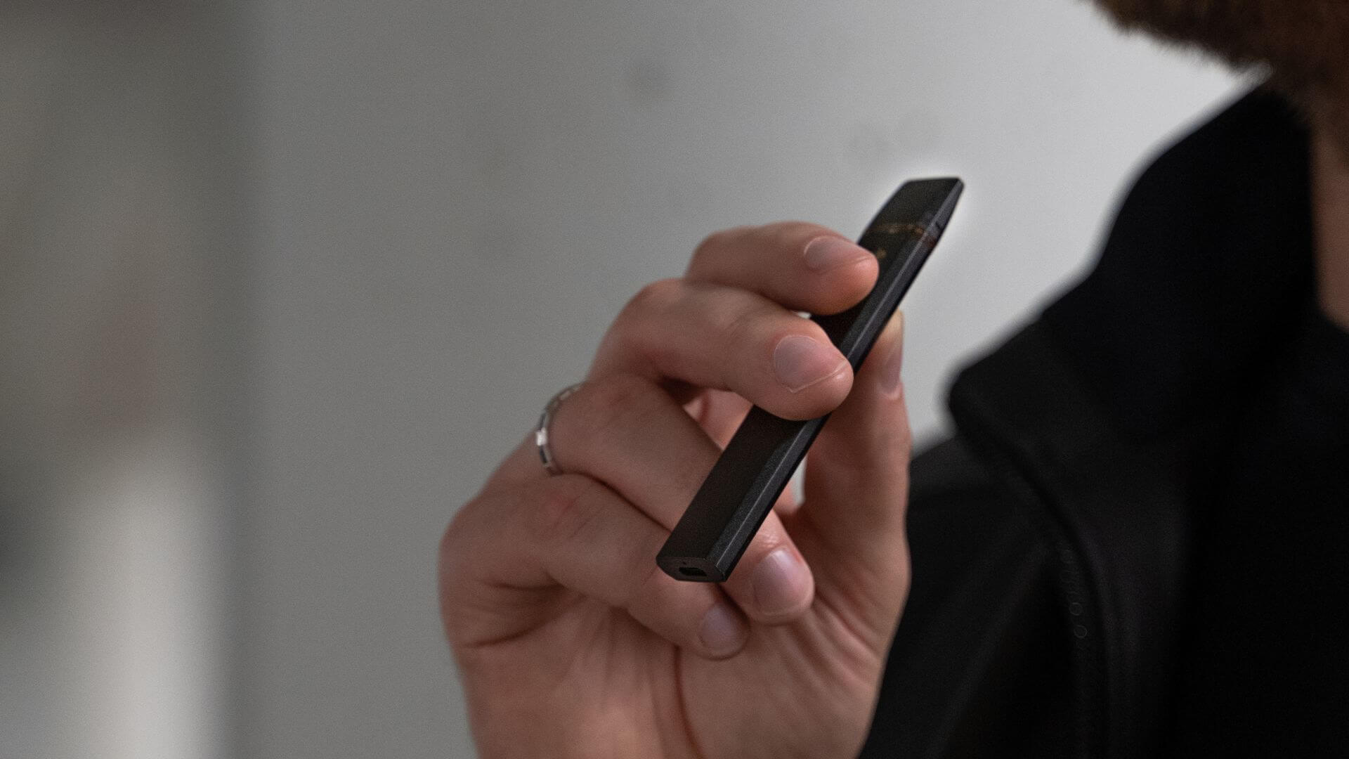 Man holding Nine Realms THCP vape in hands